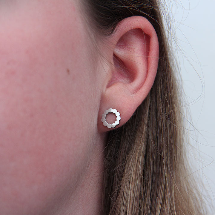 la•Label Jewelry Studs Open Circle Wave LE-007-WAV